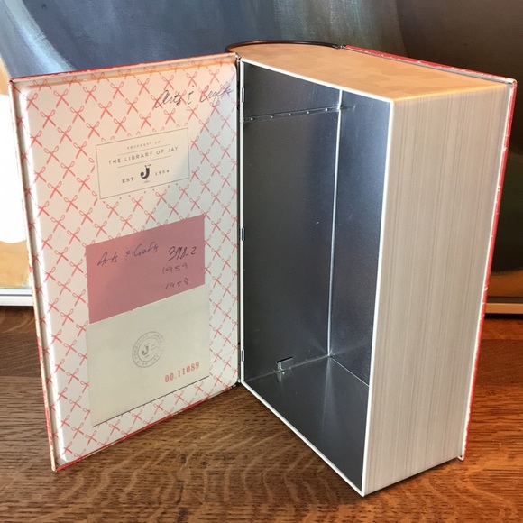 Arts & Crafts Book Storage Tin - Picture 4 of 8